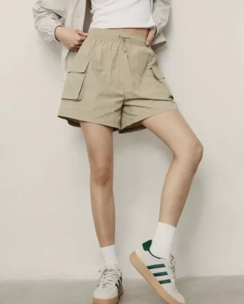 giordano-5871-1704944-1 Korea Collection Women's Nylon Cargo Pockets Elastic Waist Shorts